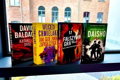 Ekspozycja książek w przestrzeni biblioteki. 