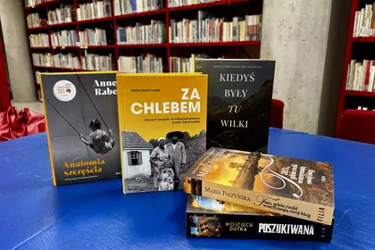 Ekspozycja książek w przestrzeni biblioteki. 