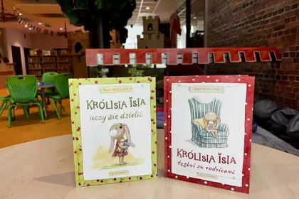 Książki o Królisi Isi na stole w dziale dziecięcym