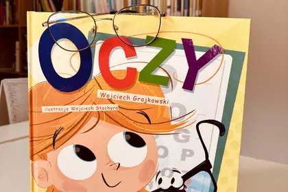 Książka „Oczy” z okularami na okładce