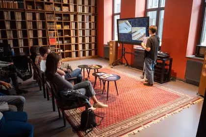 Spotkanie poświęcone muzyce dawnej i instrumentom historycznym w bibliotece.
