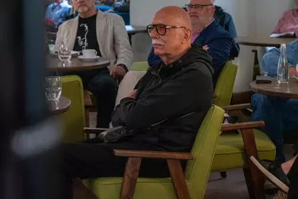 Uczestnicy słuchają rozmowy o Milesie Davisie w bibliotece.