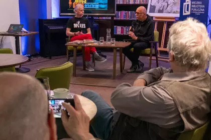 Publiczność słucha rozmowy o jazzie w Bibliotece Ratuszowej.
