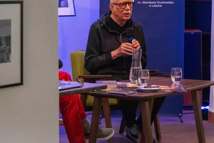 Gość spotkania opowiada o Milesie Davisie podczas dyskusji.
