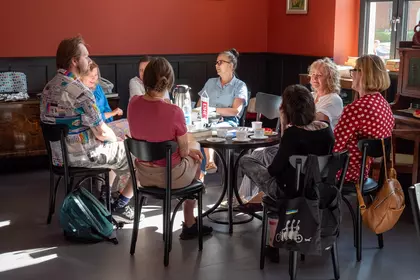 Uczestnicy Dyskusyjnego Klubu Książki podczas rozmowy o literaturze.