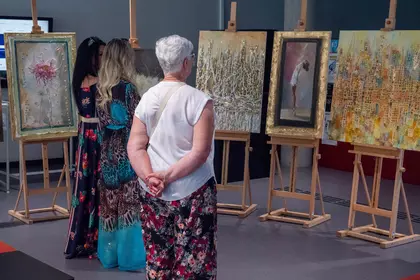 Goście podczas wernisażu wystawy „W klimacie koloru i struktury”.