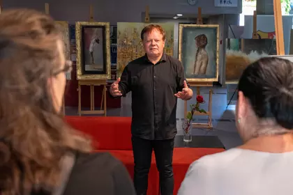 Artysta opowiada o swoich pracach podczas spotkania z publicznością.