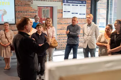 Publiczność podczas otwarcia wystawy w Leszczyńskiej Galerii Książki.