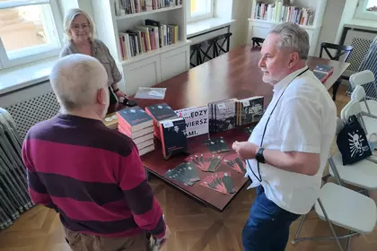 Stoisko z książką „Menuet z Grochowiakiem” przed spotkaniem w Filii Sztuki