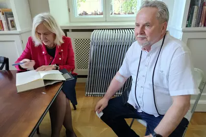 Lidia Sadkowska-Mokkas podpisuje książkę po spotkaniu autorskim