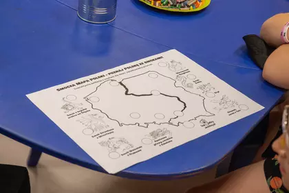 Karta z zadaniem edukacyjnym dotyczącym smoków i mapy Polski.
