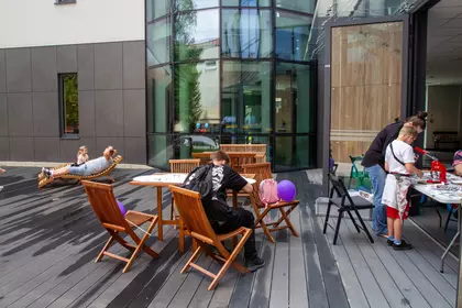 Patio przy bibliotece podczas warsztatów.