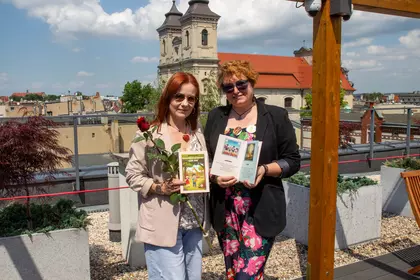 Autorki pozują do zdjęcia z książką.