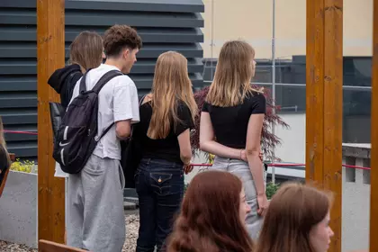 Uczniowie oglądający widok z dachu biblioteki.