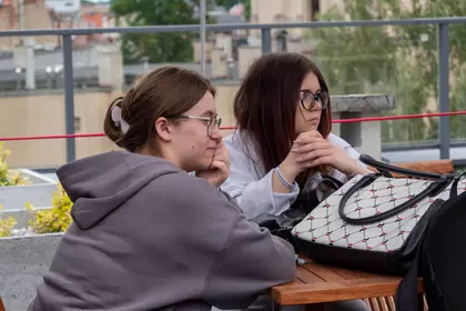 Uczennice siedzące przy stolika w Czytelni Letniej.