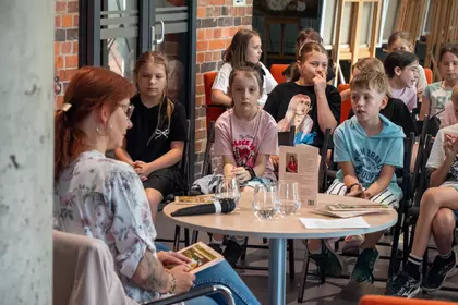 Joanna Dubisz opowiada o swojej książce podczas Literackiego Poranka