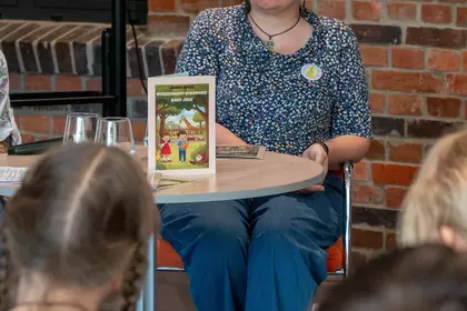 Autorka podczas spotkania promującego książkę „Wierszowanki-rymowanki babci Joasi”