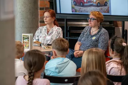 Joanna Dubisz i Beata Konieczna podczas spotkania z młodymi czytelnikami