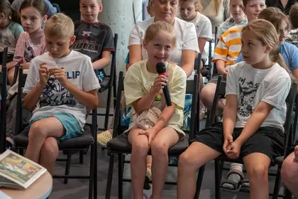 Uczennica odpowiada na pytanie podczas spotkania autorskiego