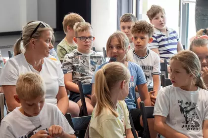 Uczestniczka wydarzenia zabiera głos w trakcie rozmowy z autorką
