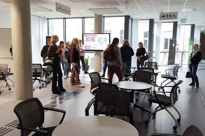 Grupa bibliotekarzy zwiedza przestrzeń Leszczyńskiej Galerii Książki.