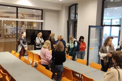 Bibliotekarze poznają salę warsztatową w Leszczyńskiej Galerii Książki.