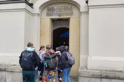 Bibliotekarze wchodzą do Biblioteki Ratuszowej na leszczyńskim rynku.