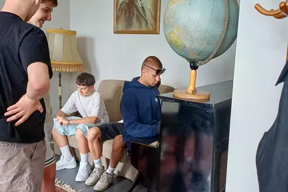 Uczeń gra na pianinie.
