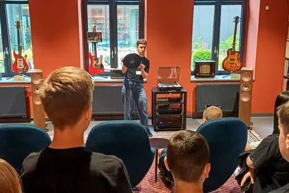 Wizyta uczniów w Czytelni Muzycznej.