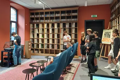 Grupa uczniów w Czytelni Muzycznej.