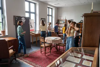 Zwiedzanie ekspozycji poświęconej Stanisławowi Grochowiakowi.