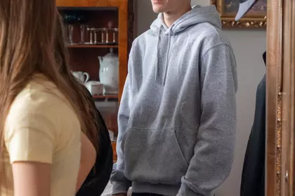 Uczestnik zwiedza wystawę poświęconą Stanisławowi Grochowiakowi.