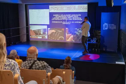 Wykład o Enigmie w sali audiowizualnej Leszczyńskiej Galerii Książki.