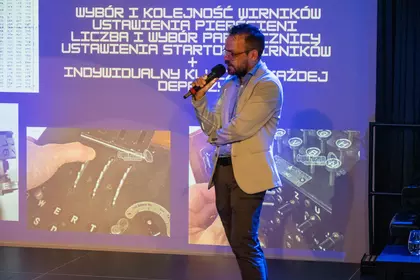 Witold Sobócki podczas prezentacji poświęconej szyfrowi Enigma.