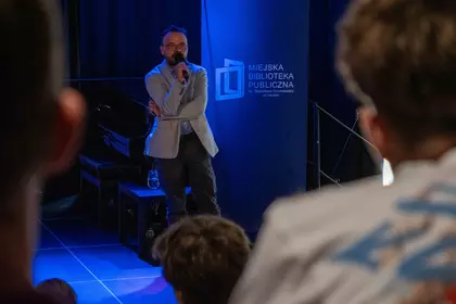 Prelegent opowiada o historii kryptologii i złamaniu szyfru Enigmy.
