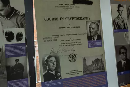 Plansza wystawy prezentująca kurs kryptologii w Poznaniu.