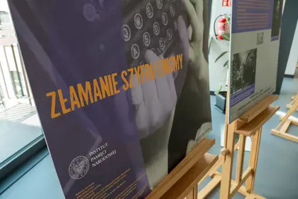 Plansza wystawy „Złamanie szyfru Enigmy” przygotowanej przez IPN.