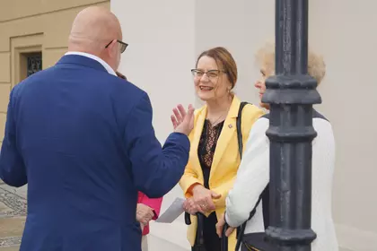 Uczestnicy wydarzenia rozmawiają przed rozpoczęciem wernisażu wystawy.
