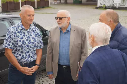 Goście spotkania podczas rozmów przed otwarciem wystawy.