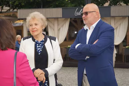 Uczestnicy wydarzenia na leszczyńskim Rynku przed wernisażem.