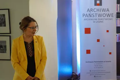 Przedstawicielka Archiwum Państwowego w Lesznie podczas otwarcia wydarzenia.