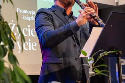 Klarnecista wykonuje utwór podczas promocji książki „Życie w zachwycie”.