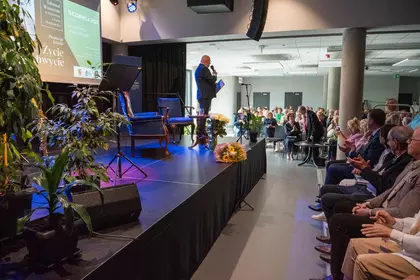 Dyrektor biblioteki otwiera spotkanie promujące książkę profesora Waszyńskiego.