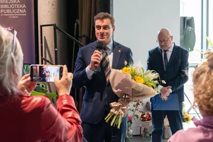 Prezydent Leszna składa gratulacje podczas promocji książki.