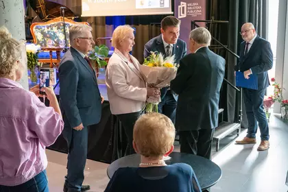 Wręczenie kwiatów profesorowi Edmundowi Waszyńskiemu.