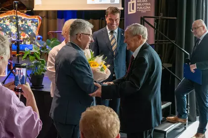 Profesor Edmund Waszyński przyjmuje gratulacje od uczestników spotkania.