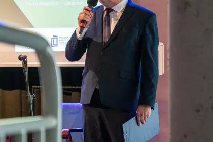 Dyrektor biblioteki przemawia podczas promocji książki „Życie w zachwycie”.