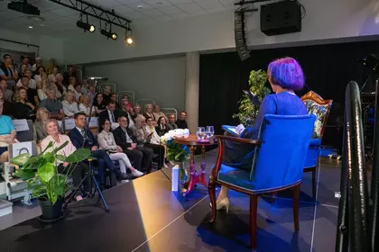 Anna Machowska prowadzi rozmowę z profesorem Edmundem Waszyńskim.