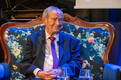 Profesor Edmund Waszyński podczas spotkania promującego książkę.