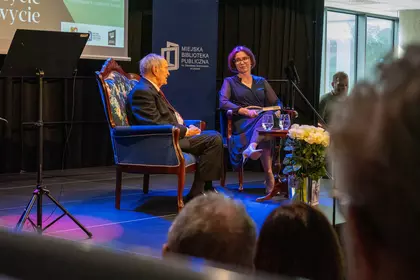 Anna Machowska rozmawia z profesorem Edmundem Waszyńskim na scenie.